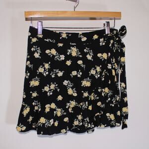 Hollister Mini Ultra High Rise Black Short With Yellow Floral And Ruffles Size S